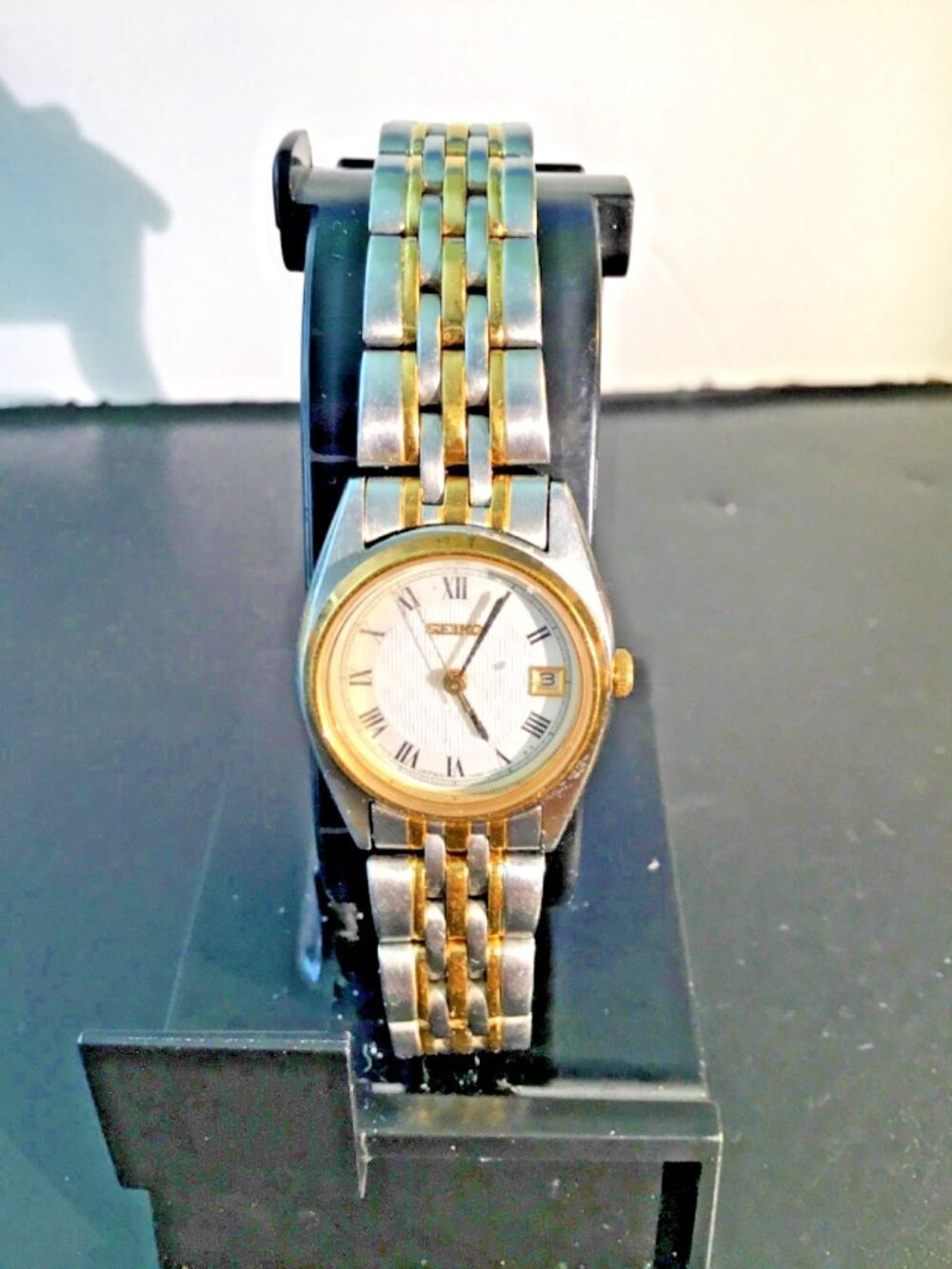 Vintage Seiko Quartz Date Women’s 24mm Watch Two Tone Silver Gold 7N82-6001